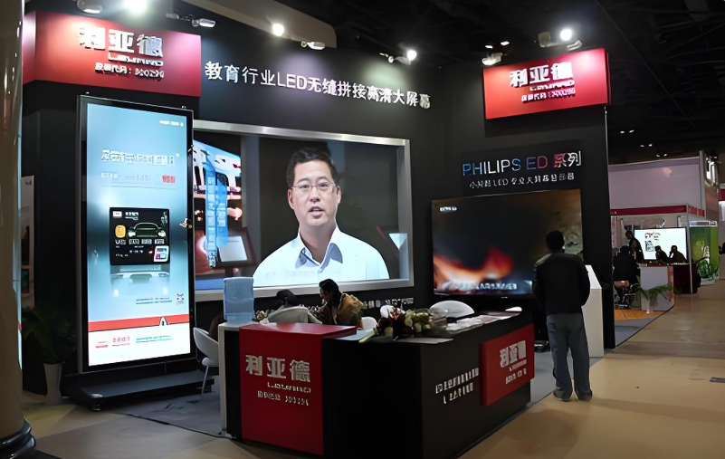 9888拉斯维加斯全新一代3D折叠屏首秀北京教育装备展，，，开启智慧教育多维交互时代